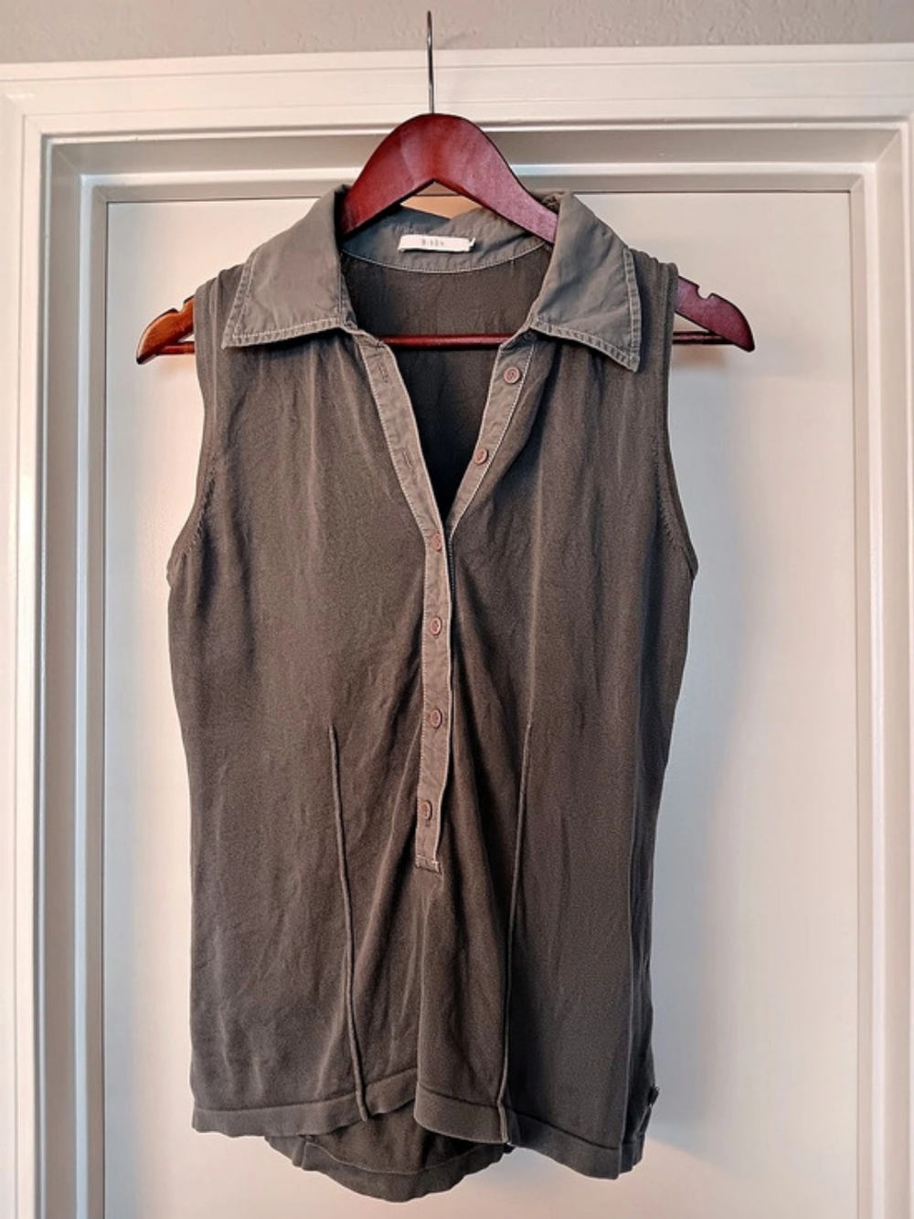 Bison Sleeveless Collared Button Front Top in Gray Size Medium